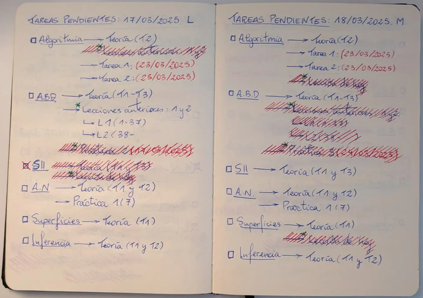 Two pages of a paper notebook, each headed “Tareas pendientes” with a date. Subjects are underlined with a checkbox, each followed by arrows to tasks, deadlines in red in brackets, and finished tasks crossed out with red hatching.